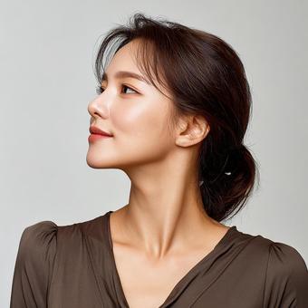 優しく微笑む横顔のポートレートの写真