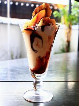 和の景色と喫茶店のチョコレートパフェ 和の景色と喫茶店のチョコレートパフェの写真
