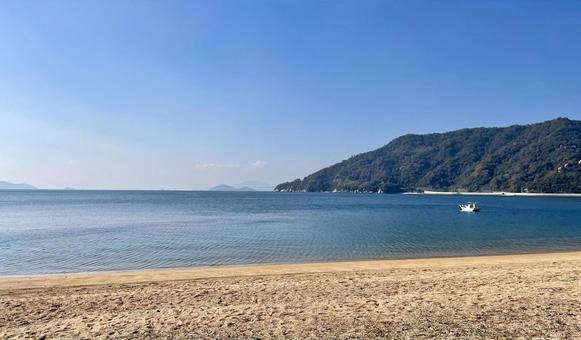 穏やかな瀬戸内海と砂浜② 穏やかな瀬戸内海と砂浜②の写真