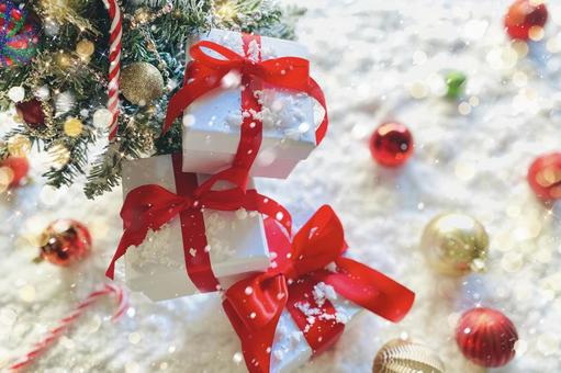 ツリーに置かれたクリスマスプレゼント クリスマスプレゼント,クリスマスツリー,クリスマスの写真素材