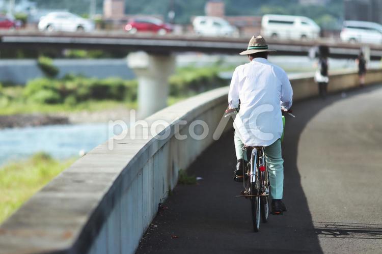 自転車に乗る男性 男性,自転車,風景の写真素材