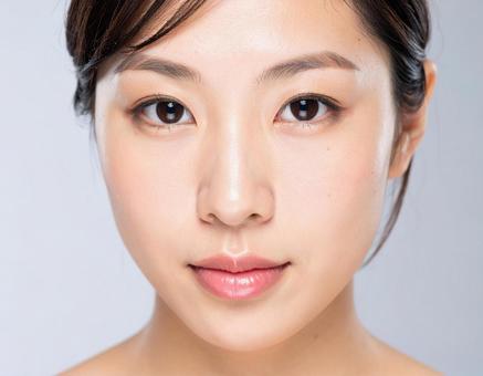 女性の顏のアップ 女性の顏のアップの写真