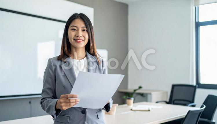 資料を説明する笑顔のビジネスウーマン 女性,ビジネス,人物の写真素材