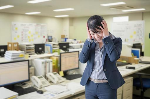 頭を抱えるビジネスウーマン 女性,ビジネスウーマン,スーツの写真素材