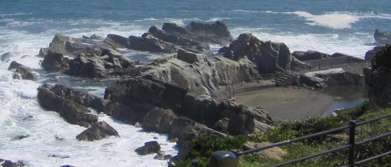 岸壁 岸壁,波と岩,潮風の写真素材