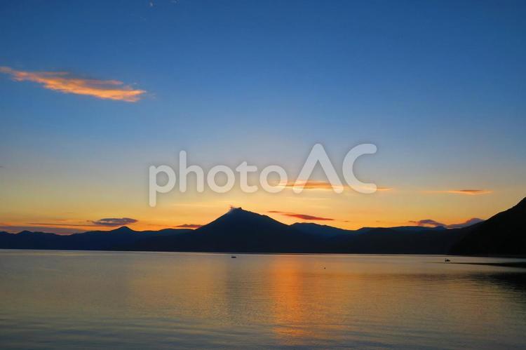 夕暮れの湖 夕焼け,湖,支笏湖の写真素材