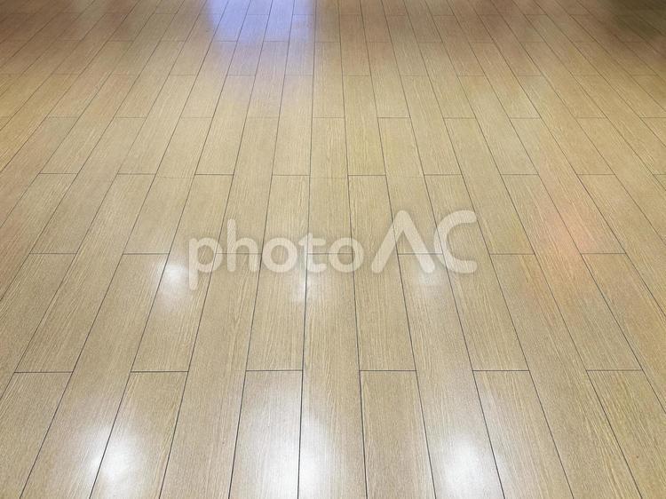 天井灯が反射するフローリングの床 フローリング,床板,床の写真素材