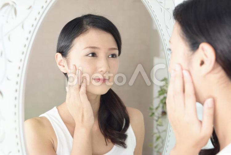 鏡を見てスキンケアをする女性 女性,スキンケア,美容の写真素材
