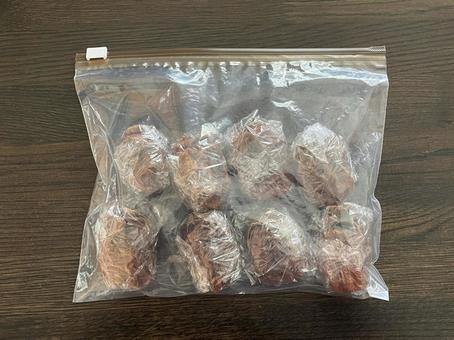 干し柿をサランラップで巻いて保存 干し柿,柿,渋柿の写真素材