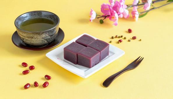 お皿にのせた和菓子 お皿にのせた和菓子の写真