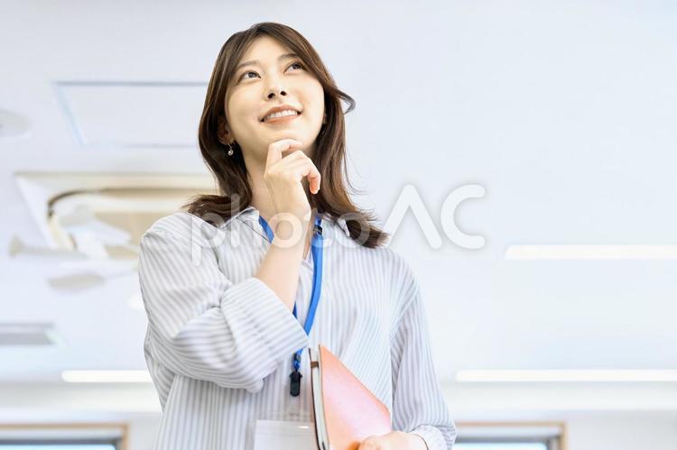 考えるビジネスウーマン　会社　仕事 ビジネスウーマン,キャリアウーマン,考えるの写真素材