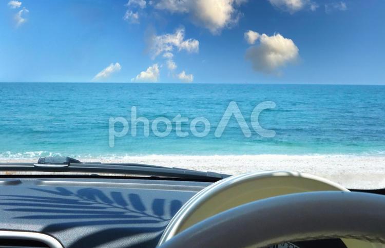 南国風の車窓（夏空） 車窓,海,ビーチの写真素材