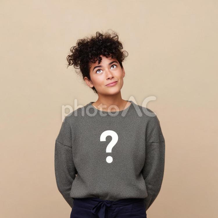 疑問を抱き、答えを探す女性 女性,若い女性,美しいの写真素材