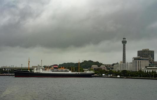 曇り空の下の山下公園 曇り空の下の山下公園の写真