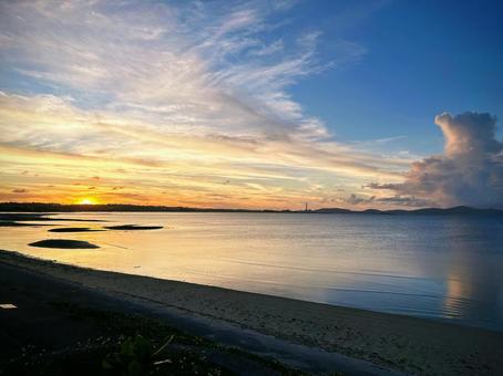 沖縄の夕陽と海 沖縄の夕陽と海の写真