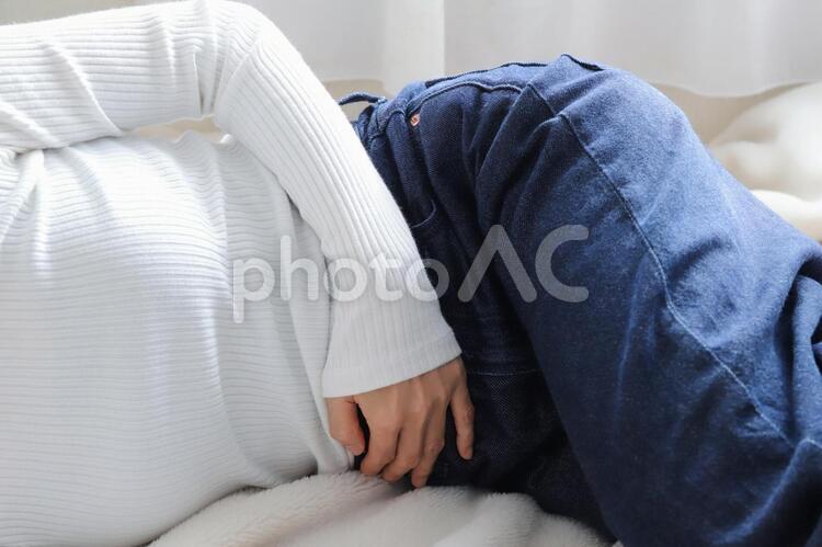 お腹の痛みを感じる女性　腹痛 お腹,痛み,腹痛の写真素材