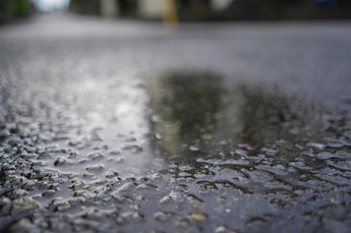 雨水が溜まる水面　クローズアップ 水たまり,路面,雨のち曇りの写真素材