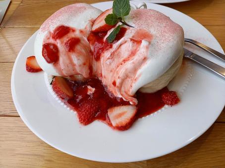 苺ミルクパンケーキ 苺ミルクパンケーキ パンケーキ,スイーツ,デザートの写真素材