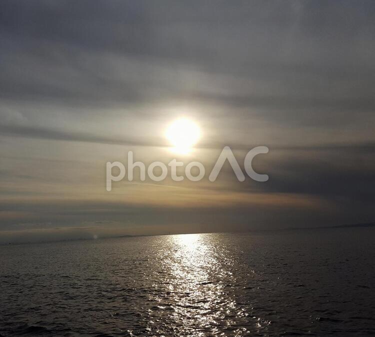 海と夕日と水面 海,太陽,波の写真素材