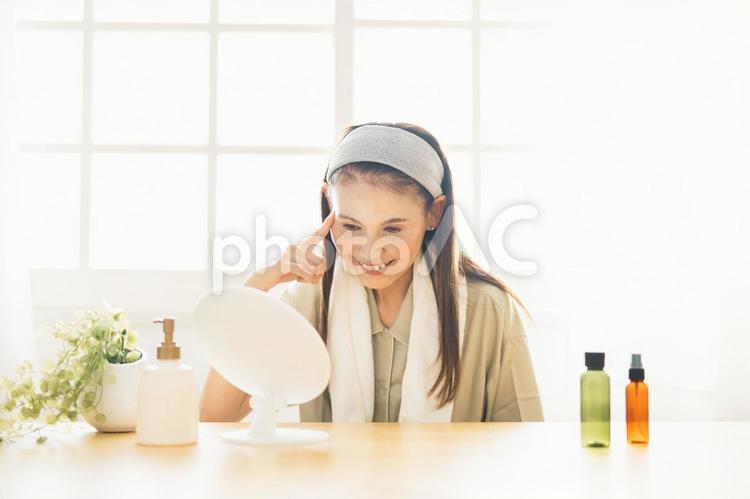 スキンケアするミドル世代の女性（目元） アンチエイジング,目元,目尻の写真素材