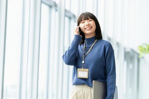 スマホで話す若い女性・ビジネスウーマン スマホで話す若い女性・ビジネスウーマン 女性,スマホ,スマートフォンの写真素材