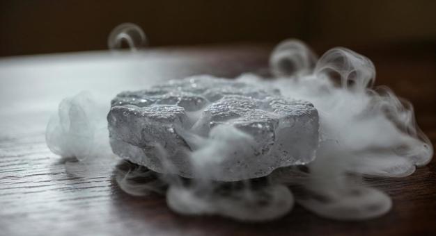 白い煙を上げるドライアイスの塊の写真 白い煙を上げるドライアイスの塊の写真の写真