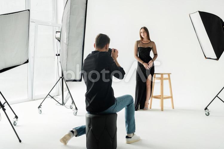 スタジオで女性モデルの撮影をする男性カメラマン フォトグラファー,カメラマン,写真家の写真素材