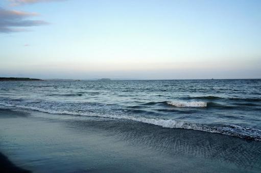 夕暮れの海岸線と波 夕暮れの海岸線と波 海,海岸,砂浜の写真素材
