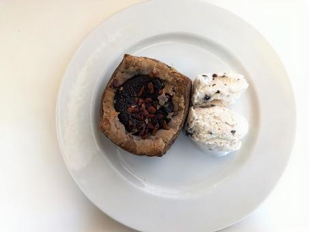 チョコパイとアイスクリーム(俯瞰図） スイーツ,デザート,チョコパイの写真素材