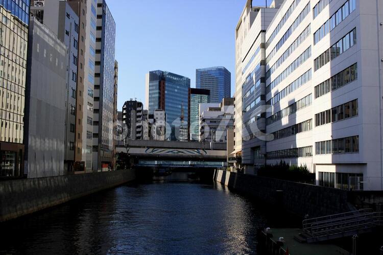 都会を流れる川　ビル街の背景 背景,バーチャル背景,ビジネスの写真素材