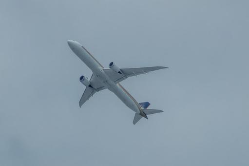 広い青空へ上昇する航空機 広い青空へ上昇する航空機 飛行機,航空機,旅客機の写真素材