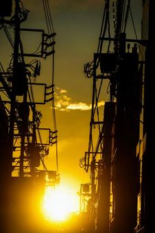 元町の夕暮れ電線群 元町の夕暮れ電線群 電柱,電線,夕日の写真素材
