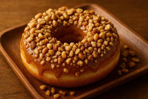 ナッツが散りばめられたドーナツの写真