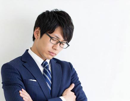 オフィスで困っているサラリーマン男性 オフィスで困っているサラリーマン男性の写真