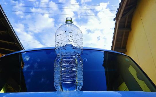 ボンネットのペットボトル ペットボトル,車,ボンネットの写真素材