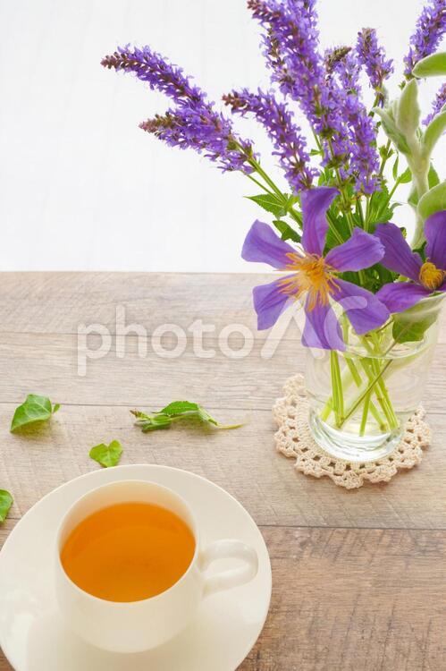 ブルー系のお花とハーブティー テーブルフラワー,春,可愛いの写真素材