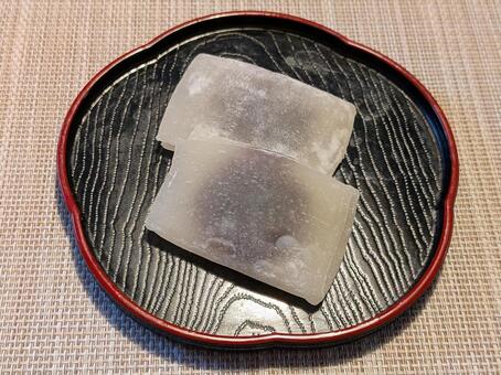 黒い梅型皿に載った二つの餅菓子 羽二重餅,餅菓子,和菓子の写真素材