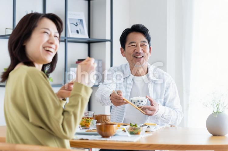 朝食を食べるミドルの夫婦 食事,食べる,夫婦の写真素材