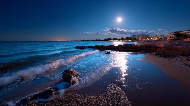 ロマンチックな夜景:波の音が響く浜辺 ロマンチックな夜景:波の音が響く浜辺の写真