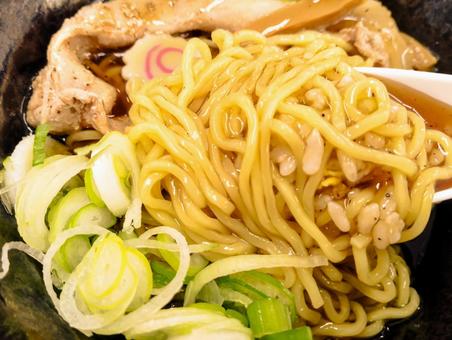 ラーメンの下からチャーハン ラーメン,スープ,チャーメンの写真素材