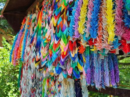 境内に飾られた千羽鶴 境内に飾られた千羽鶴 千羽鶴,神社,折り紙の写真素材