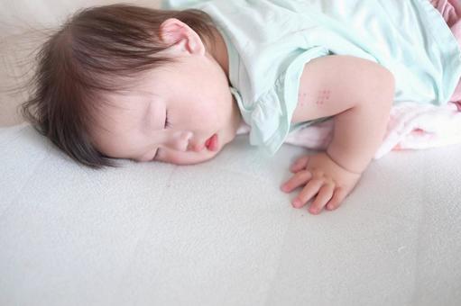 お昼寝する赤ちゃん お昼寝する赤ちゃん 赤ちゃん,昼寝,うつぶせ寝の写真素材