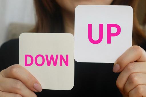 メモを持つ女性　ＵＰ ＤＯＷＮイメージ アップ,ダウン,upの写真素材