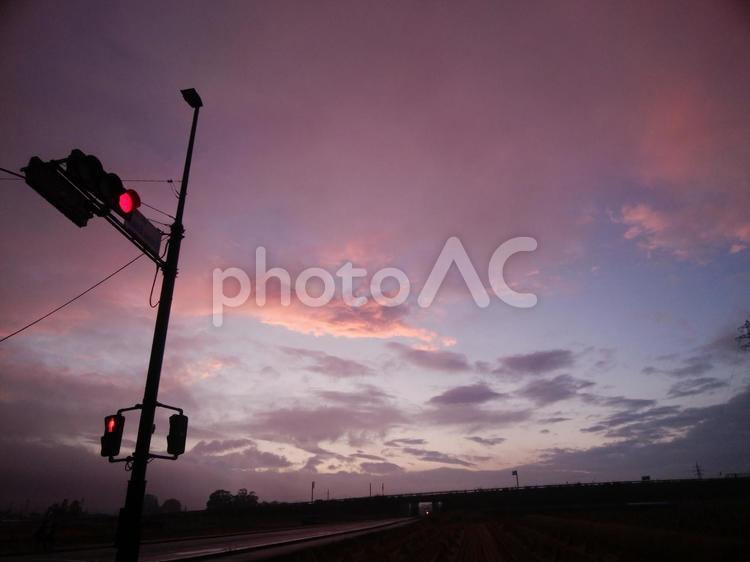 信号と夕焼け空 夕焼け空,夕焼け,夕焼け雲の写真素材