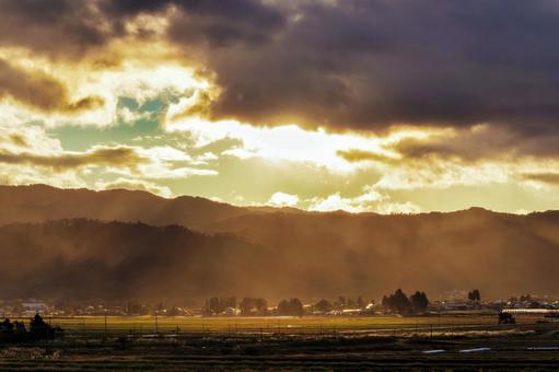 秋の冷気が生む霧と光が織りなす山形長井市 風景,自然,人里の写真素材