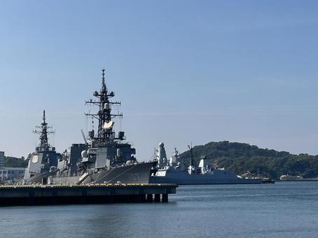 護衛艦とフリゲート艦 海,空,山の写真素材
