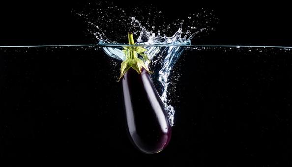 水に落としたナスビ 水に落としたナスビの写真