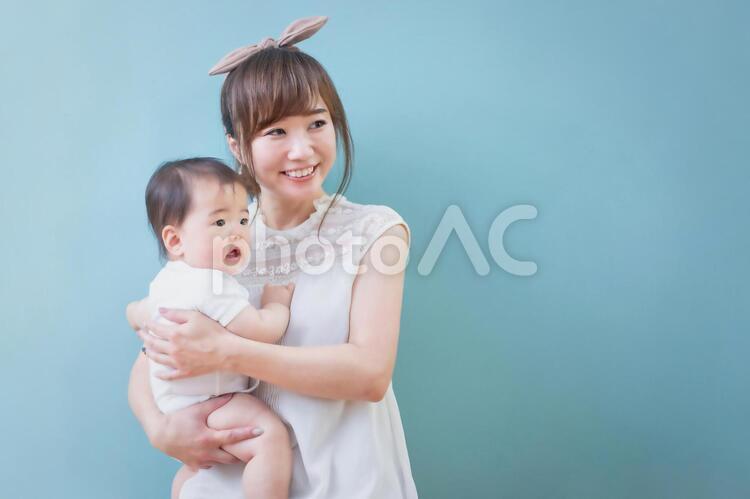 赤ちゃんを抱っこする笑顔の若いママ 赤ちゃん,赤ん坊,ママの写真素材