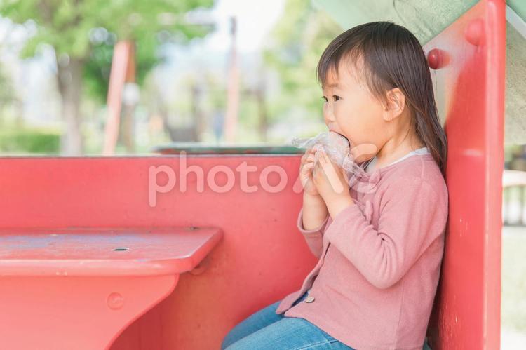 おにぎりを食べる日本人の子供（幼児） おにぎり,子供,幼児の写真素材