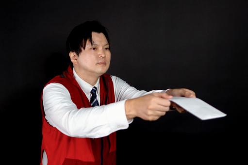 封筒を差し出す男性 封筒を差し出す男性の写真